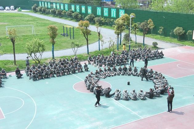 叛逆期孩子全封闭学校(叛逆青少年封闭式学校怎么样)(图1)